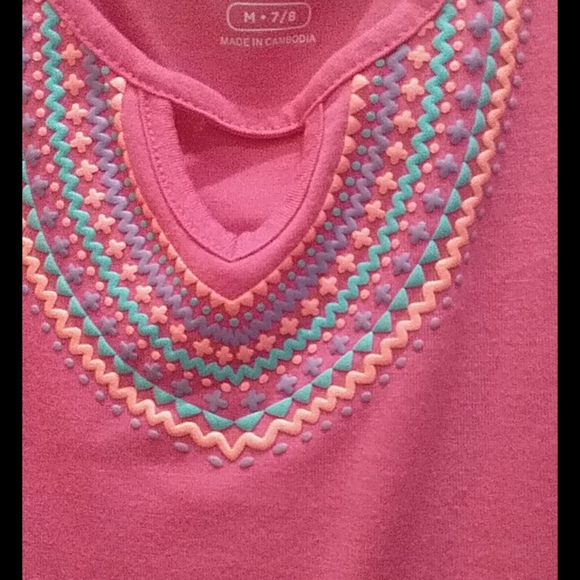 It is a pretty pretty neat tank top - Picture 3 of 4